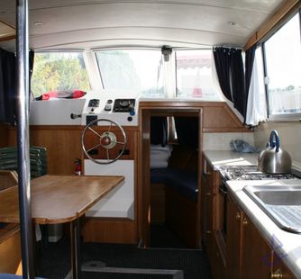(1) Motoryacht Charter
