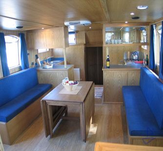 (1) Motoryacht Charter