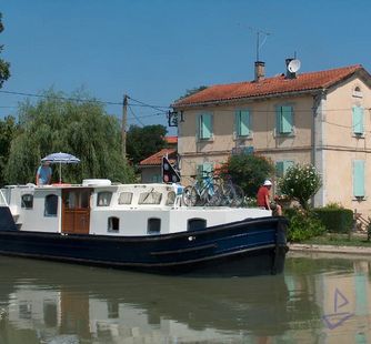 (2) Motor yacht Charter