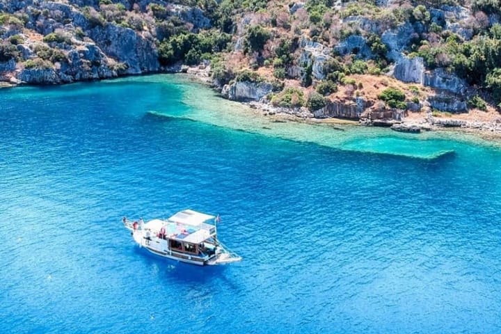 () => {
            if (model.brand_id === 111) {
                return LanguageService.translate(
                    'webapp.h1.detail.custom_made',
                    {
                        boat_id: id,
                        boat_type: boat.shortType,
                        year: refit || year,
                        brand: boat_brand,
                        location: boat_city,
                    },
                    lang,
                );
            }

            return LanguageService.translate(
                'webapp.h1.detail',
                {
                    boat_id: id,
                    boat_type: boat.shortType,
                    year: refit || year,
                    brand: boat_brand,
                    model: boat_model,
                    location: boat_city,
                },
                lang,
            );
        }, Turchia, Antalya